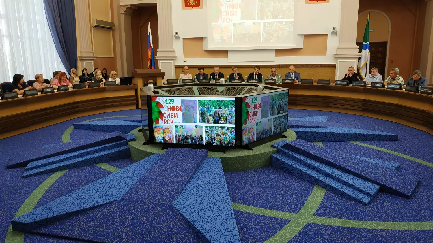 Большой зал мэрии Новосибирска. Здесь депутатам горсовета предстоит утвердить нового мэра