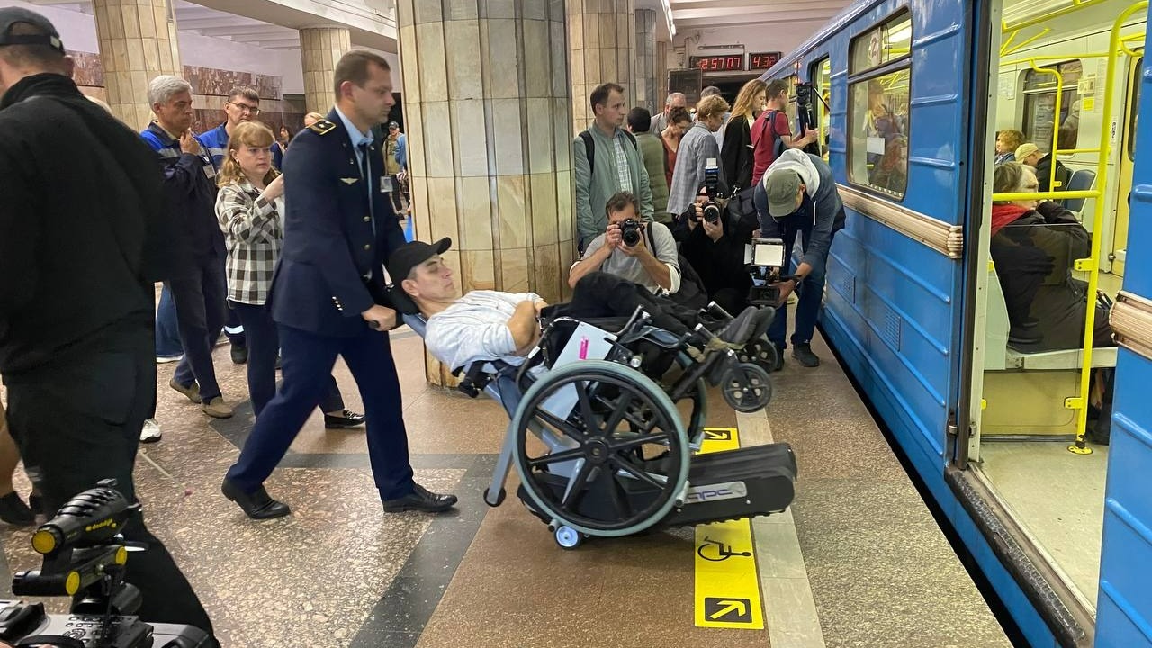 Сопровождение маломобильного гражданина в метро Новосибирска.