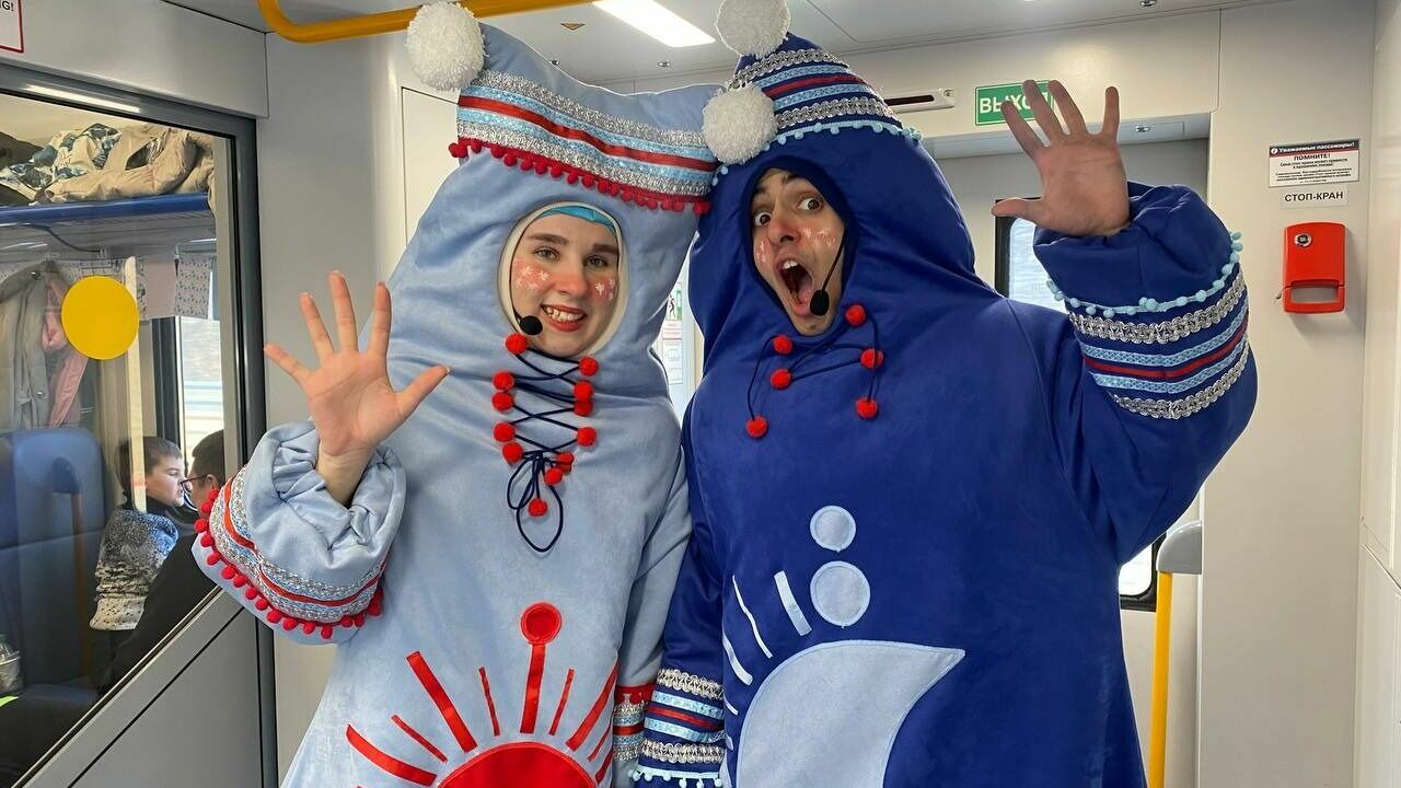 Брат и сестра Полярники День и Ночь танцуют с детьми и обучают полярному языку в поезде "Полярный экспресс"