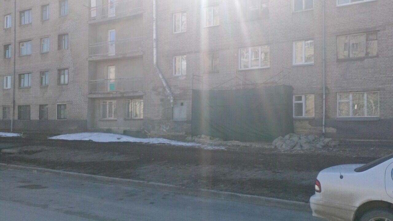 Дыру в стене общежития начали заделывать в Новосибирске