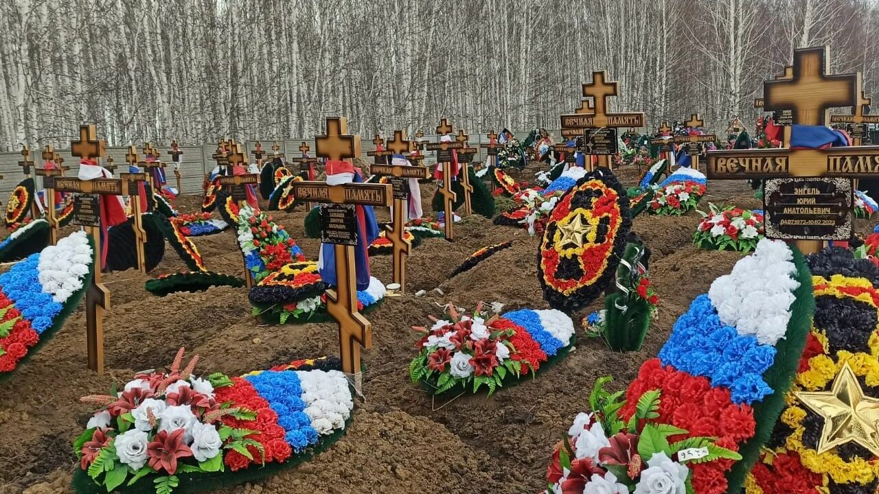 На каждой могиле венки с российским триколором и символикой ЧВК "Вагнер"