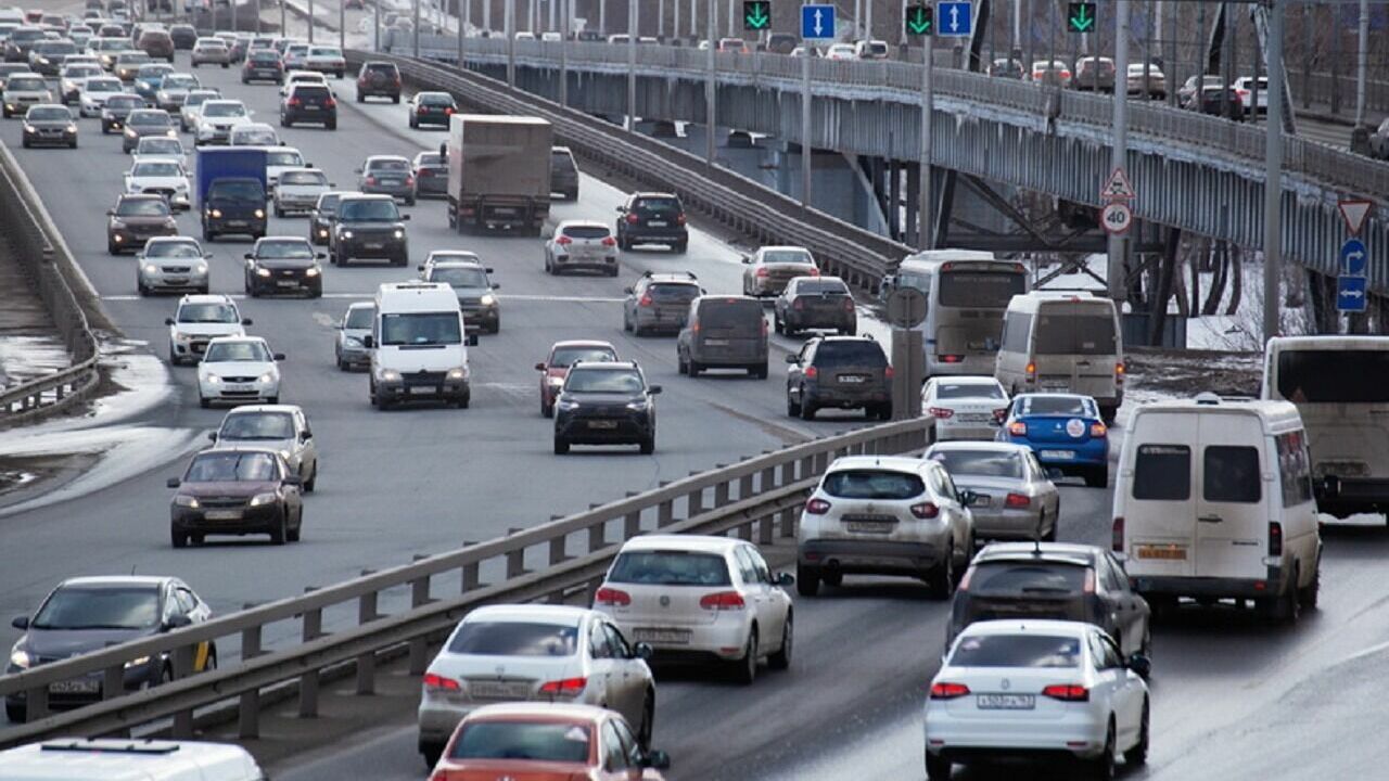 Автомобилисты застряли в жутких пробках в Новосибирске утром 8 ноября