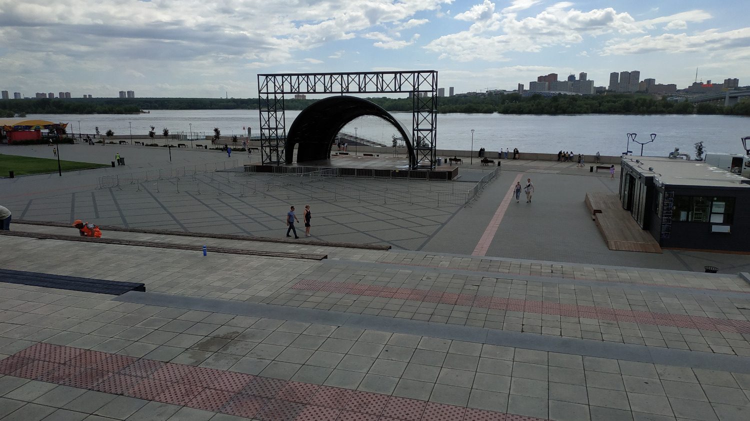 Сцена на Михайловской набережной ждет хедлайнеров Дня города 2023 в Новосибирске