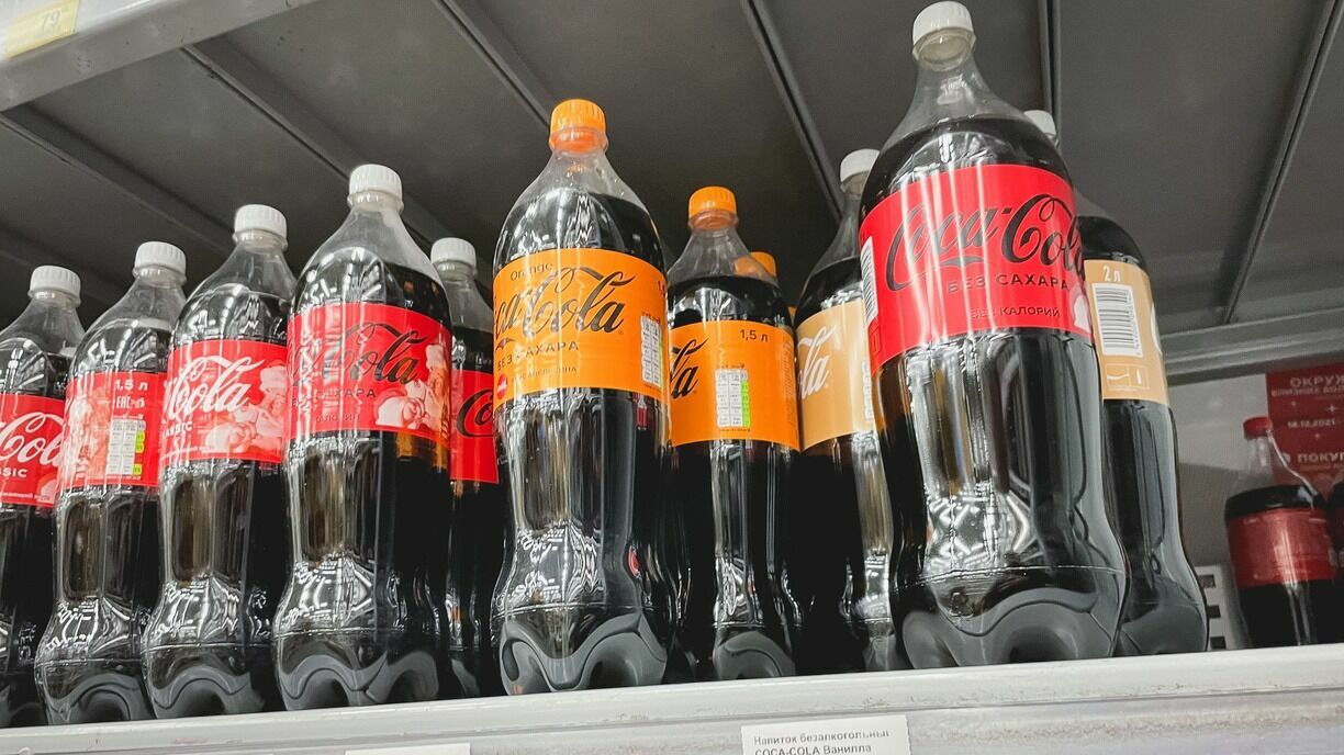 Coca-cola на полках магазинов