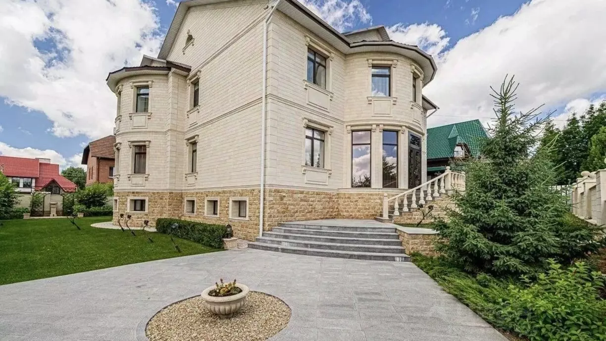 В Новосибирске продают более 10 особняков ценой более 100 млн рублей