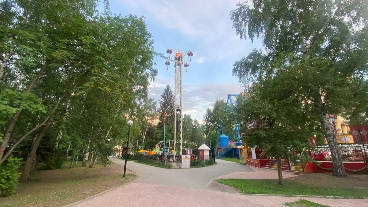 Карусель "Башня свободного падения" в Центральном парке Новосибирска.