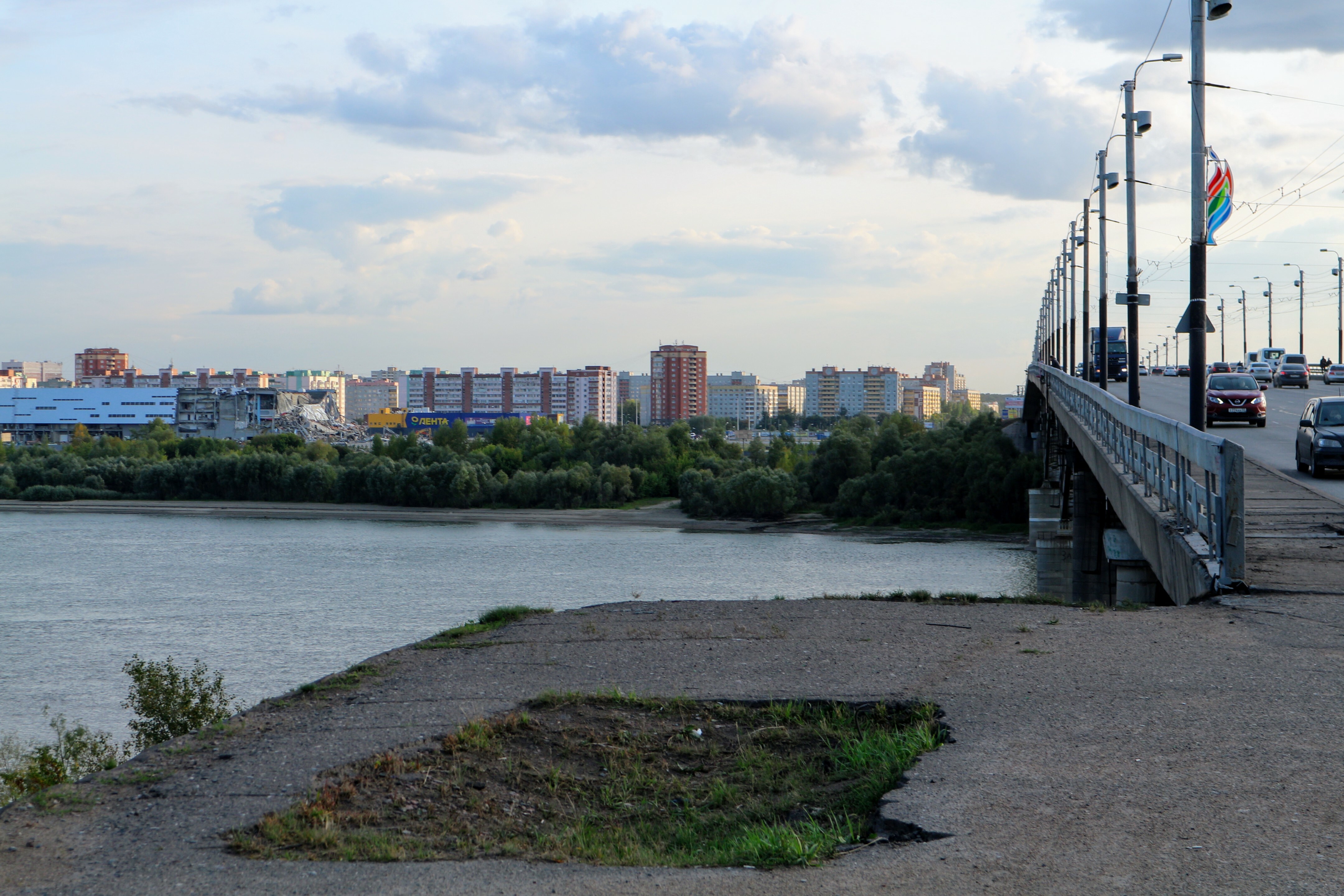 Мужик в Новосибирске бултыхнулся с моста в реку – его доставали спасатели