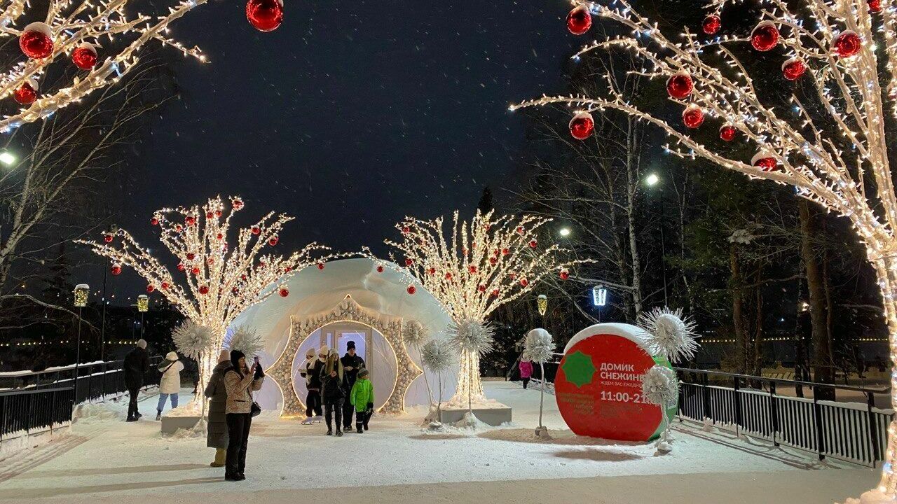 Домик Снежинки на Михайловской набережной в Новосибирске, зима 2022-2023