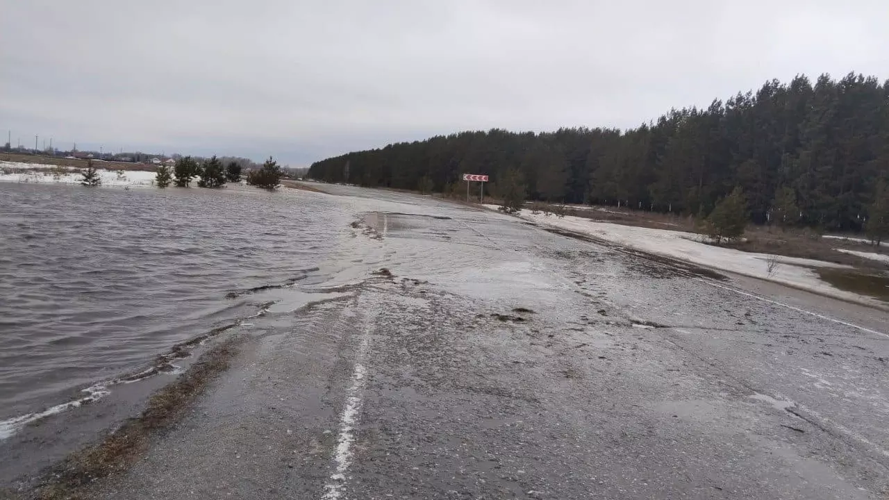 В регионе затоплены десятки дорог