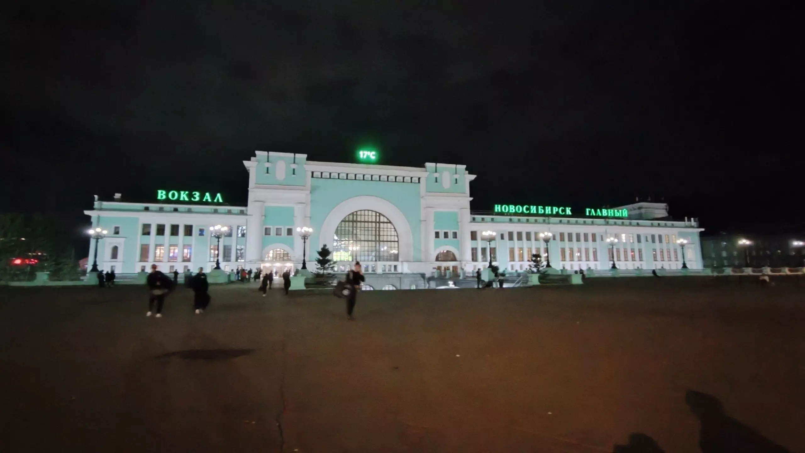Банк рядом с новосибирским вокзалом оцепили из-за детской коляски