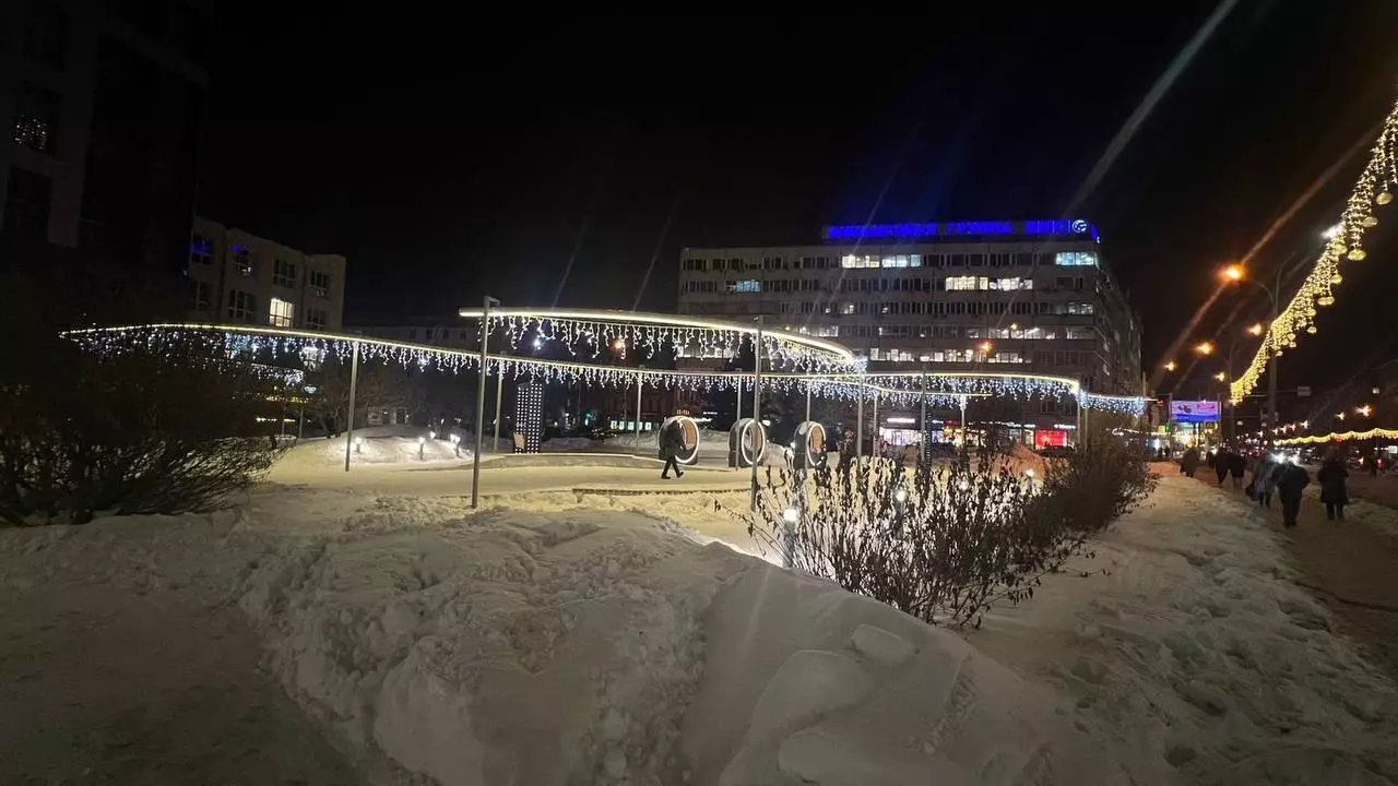 Строительный забор вокруг сквера «Крылья Сибири» демонтировали за неделю до Нового года