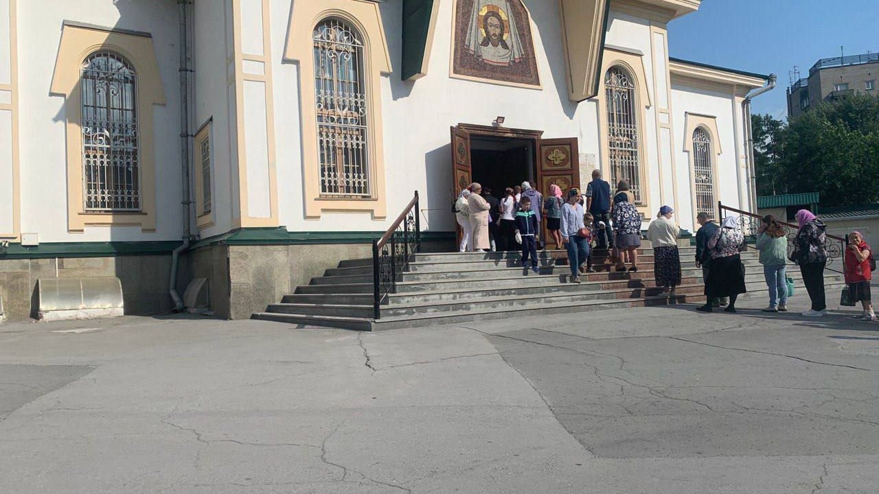 Очередь у Вознесенского кафедрального собора в Новосибирске к мощам Георгия Победоносца.