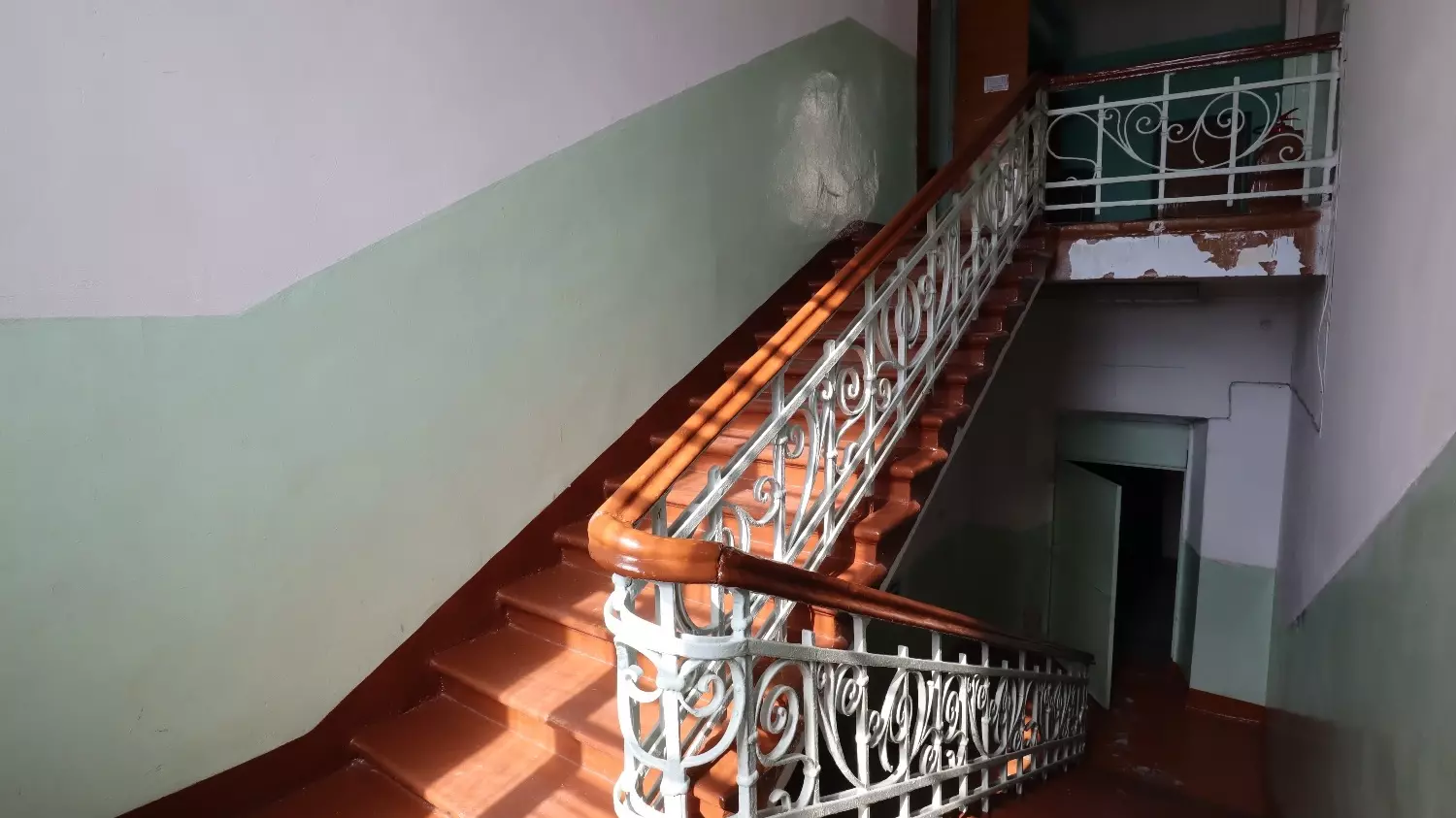 В здании сохранилась оригинальная лестница начала 20 века