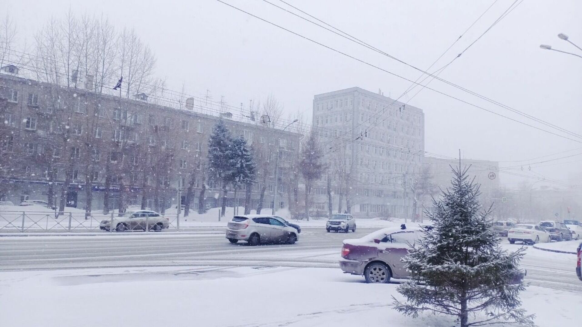 14.04 2023 г. Новосибирск снег 14 апреля 2023. Метель в Новосибирске. Зима в городе. Снегопад.